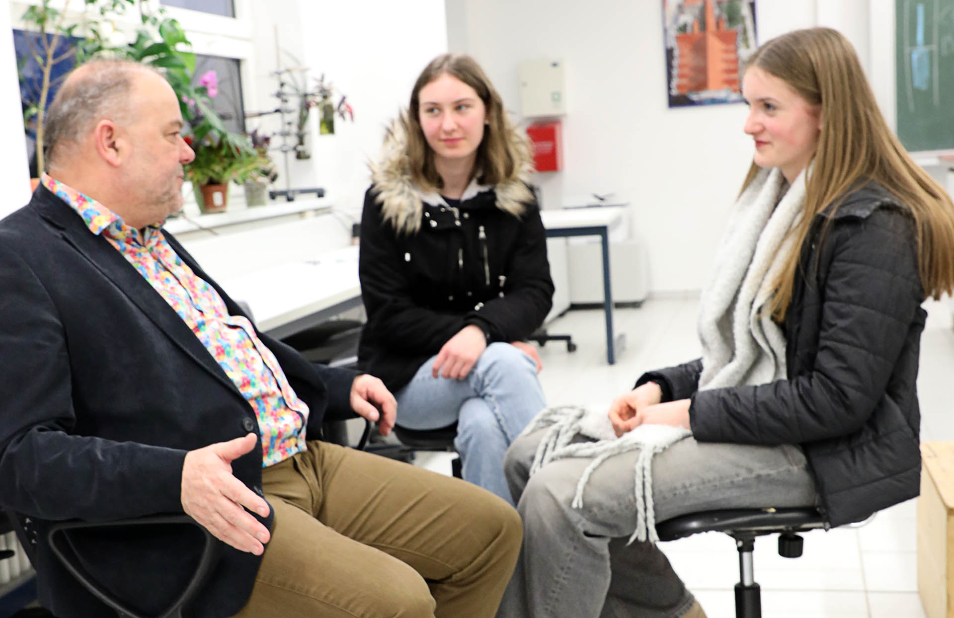 Bild: Fachlehrer im Bereich der Umweltschutztechnischen Assistenten René Seyfert im Gespräch mit interessierten Schülerinnen.