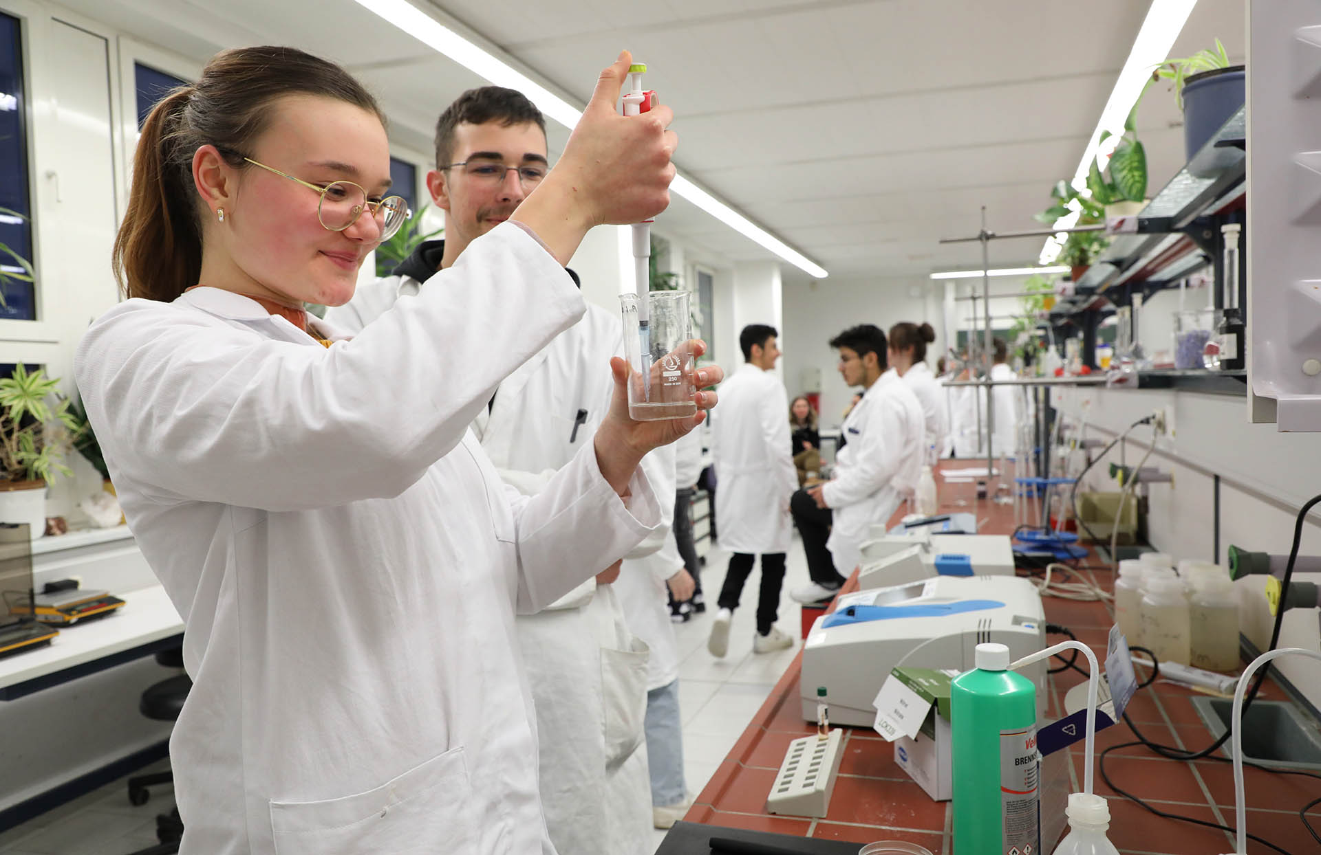 Bild: Angehende Umwelttechnische Assistenten bestimmen die Nitrat- und Phosphatkonzentration einer Trinkwasserprobe.
