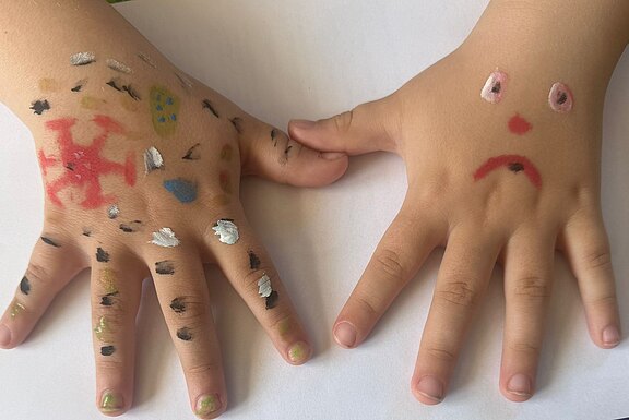 260429_Foto_Kinderhände_bemalt_01.jpg  