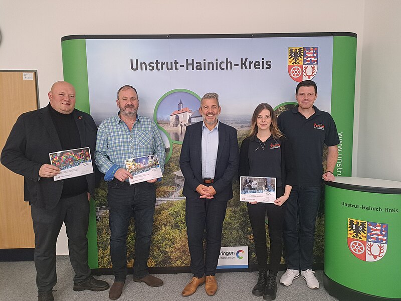 Landrat Thomas Ahke überreicht symbolische Schecks an Kirmesgemeinden