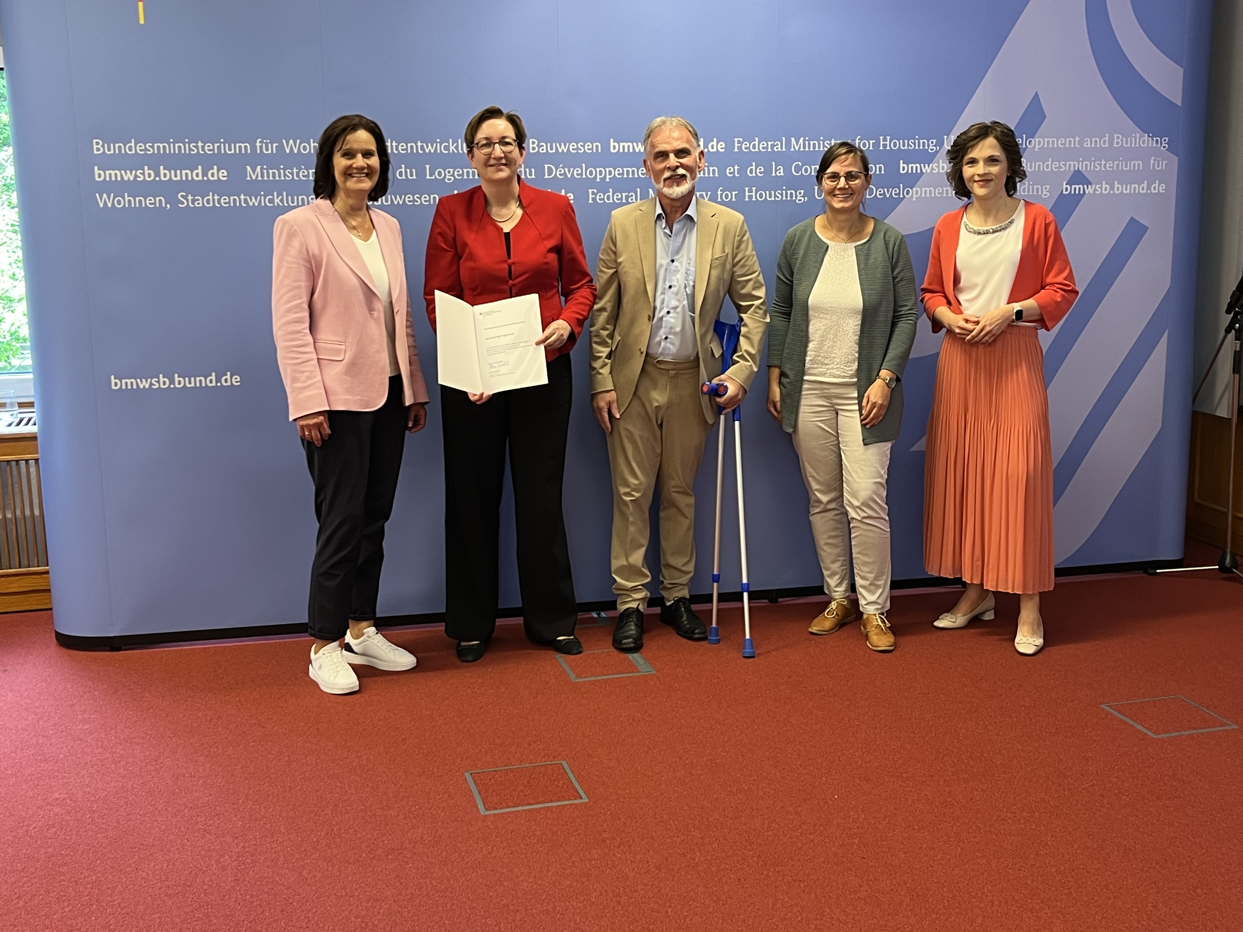 V.l.n.r.: Landrätin Antje Hochwind-Schneider, Bundesministerin Klara Geywitz, Landrat Harald Zanker, Projektleiterin Dörte Suberg, Parlamentarische Staatssekretärin Elisabeth Kaiser